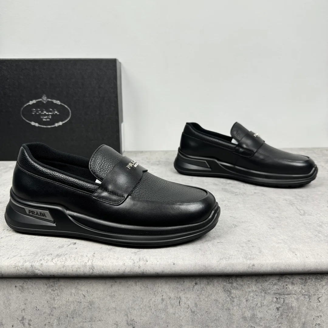 Batch 700 Prada/Prada men's matte leather thick-soled lightweight loafers! Casual fit, lightweight rubber sole slip-on driving shoes, matte calfskin wrapped around the entire upper, front body in pebbled calfskin/soft cloth, two styles available! Decorated with genuine leather buckle, front decorative details of PRADA silver letters, genuine leather feet, classic silver letter logo badge details, technical mesh lining, push-on opening and closing method, convenient and comfortable, cool and breathable! Paired with a lightweight, sporty functional thick sole, it is extremely comfortable on the feet and will not be tiring after long-term wear. It is available in multiple colors to meet different matching needs and comes with a complete package! Size: 39-40-41-42-43-44 Leather shoe size Item number: 2EE915 full leather black